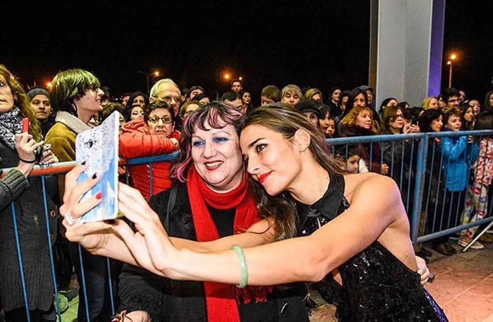 Juana Viale  y una selfie con la fan. Foto Mariano Di Giusto/ Jornada