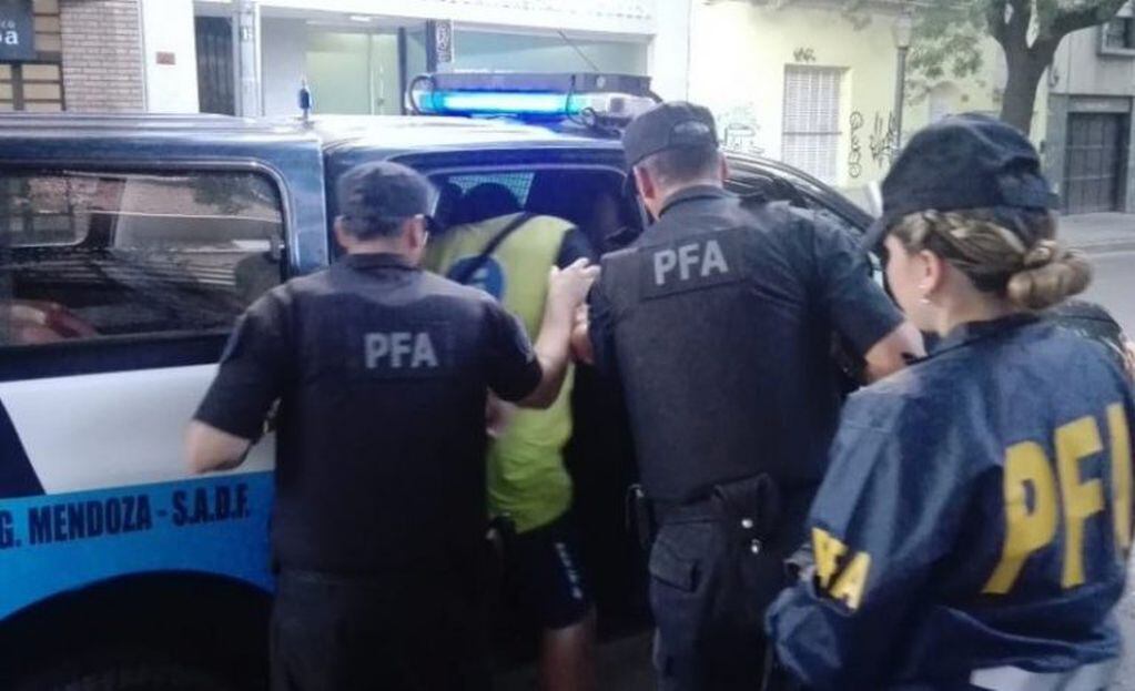 Detuvieron a un cuidacoche vendiendo drogas en pleno centro de Mendoza.