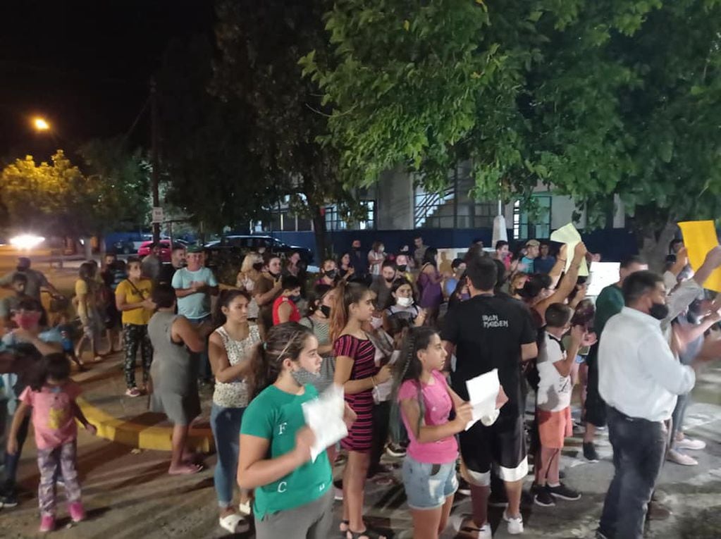 Familiares y vecinos de Viviana Villegas se manifestaron frente a la Comisaría 14 de Alvear y pidieron justicia. 