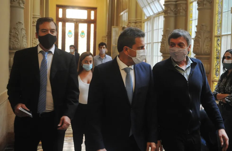 política 
Diputados busca darla media sanción a la reforma por ganancias 
Sergio Massa y Máximo Kirchner 
FOTO CLARIN