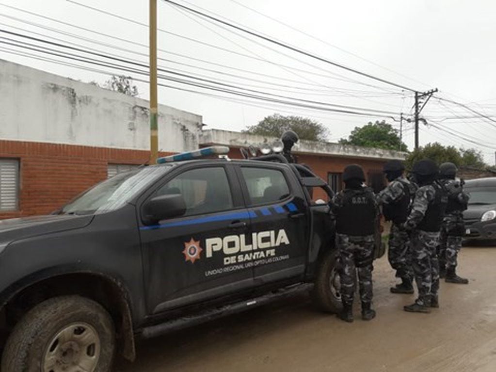 Policía de Santa Fe en allanamientos en barrio del noroeste. (Telefe)