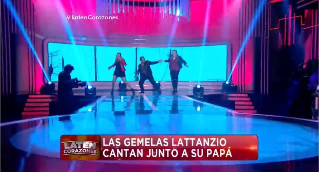 Camila Lattanzio cantando junto a su melliza y su papá.
