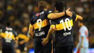 Palermo y Riquelme abrazados. Una imagen complicada de explicar (Foto: Télam).