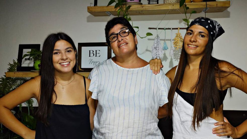 Las dos hermanas, Camila y Sofía, junto a su mamá Andrea. Las tres conforman el equipo de Feria Hermana.