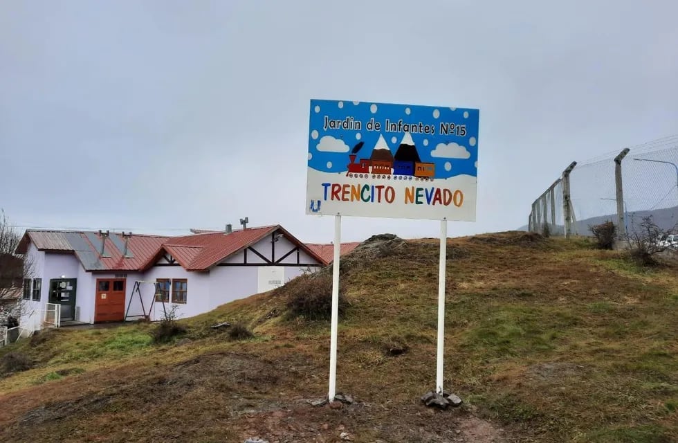 La Municipalidad de Ushuaia colocó cartelería en el Jardín de Infantes N°15 y en la escuela especial Kayú Chenen.