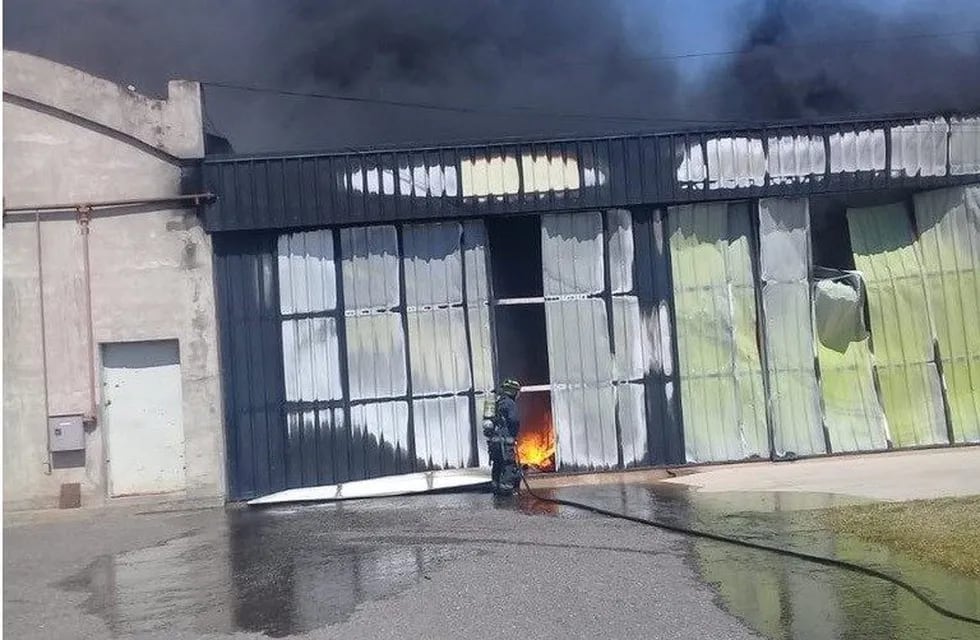 Los bomberos intervinieron para que el fuego no se expandiera a otras instalaciones. (Radio Rafaela)