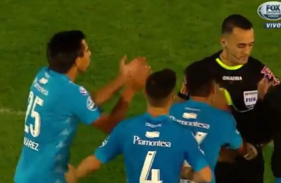 Los jugadores de Belgrano aplaudieron al árbitro.