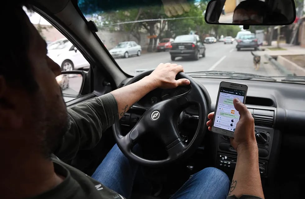 Uso del teléfono celular mientras el conductor maneja su vehículo, es una de las multas más frecuentes y más graves.