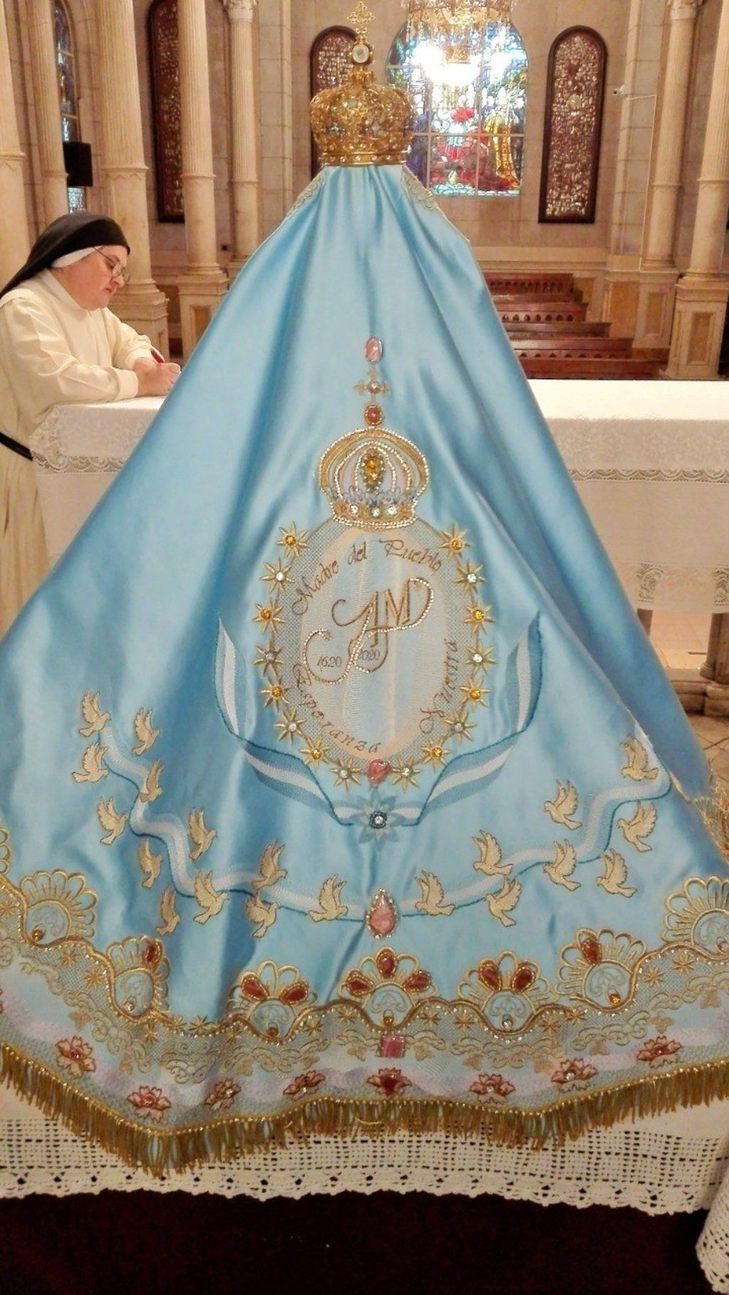 Monjas Dominicas confeccionaron el nuevo manto de la Virgen del Valle.