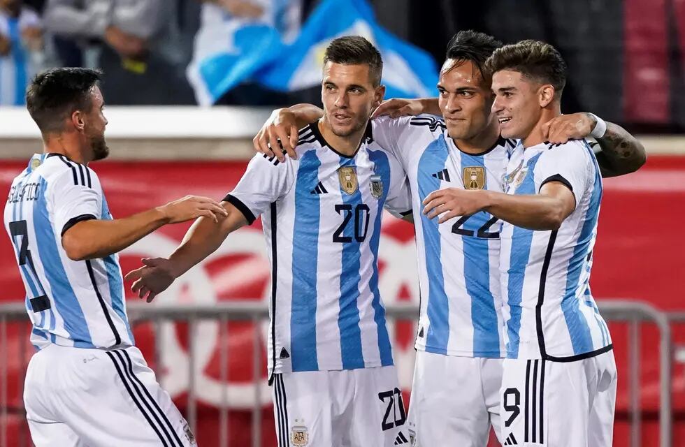 Tagliafico, Lo Celso, Martínez y Álvarez en el festejo del 1-0 de la selección argentina en Nueva Jersey ante Jamaica. (AP)