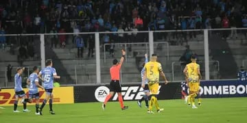 Belgrano juega con 10: así fue la jugada de expulsión de Nahuel Losada por Copa Sudamericana.