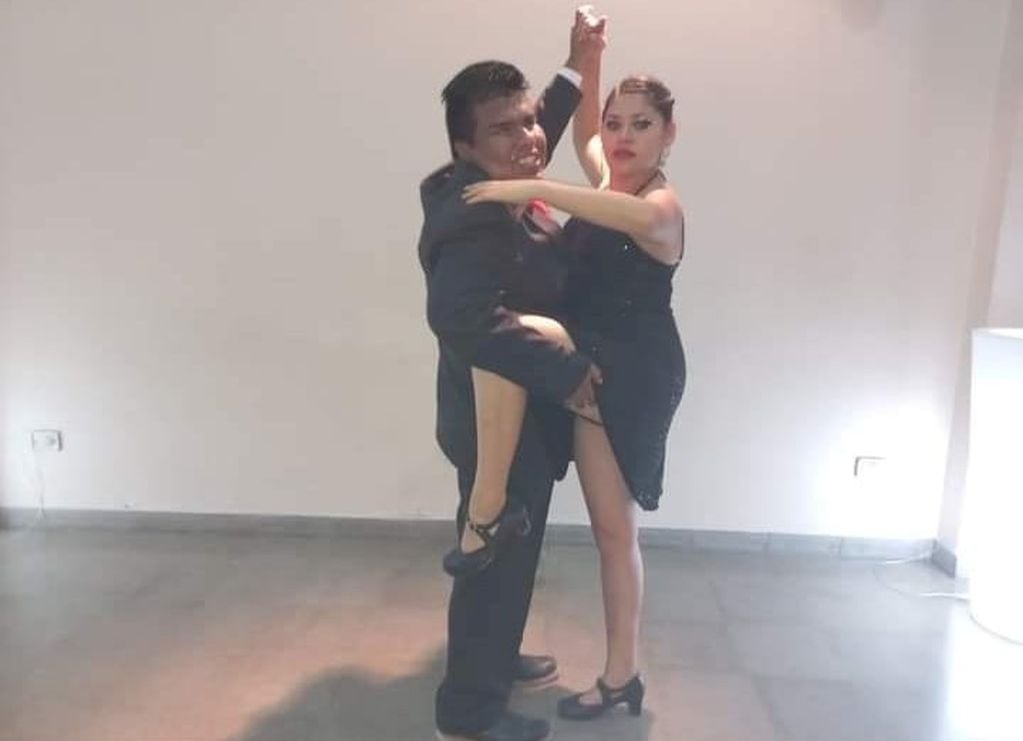 José y su compañera Gisel practicando tango.