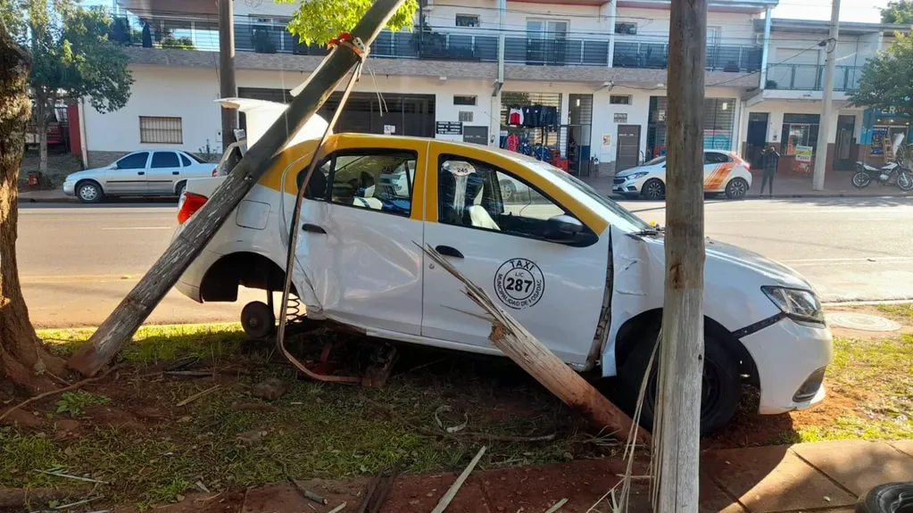 Taxista abandonó su vehículo tras despistar y chocar contra un poste en Posadas.