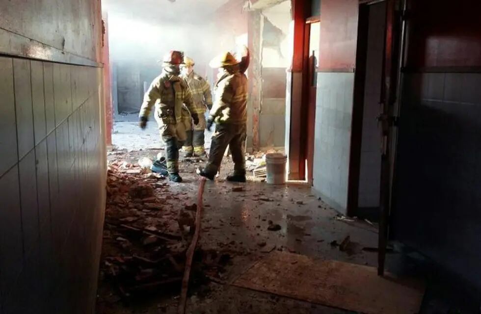 Los bomberos trabajan en la escuela 49 de Moreno tras la fatal explosión de una estufa.
