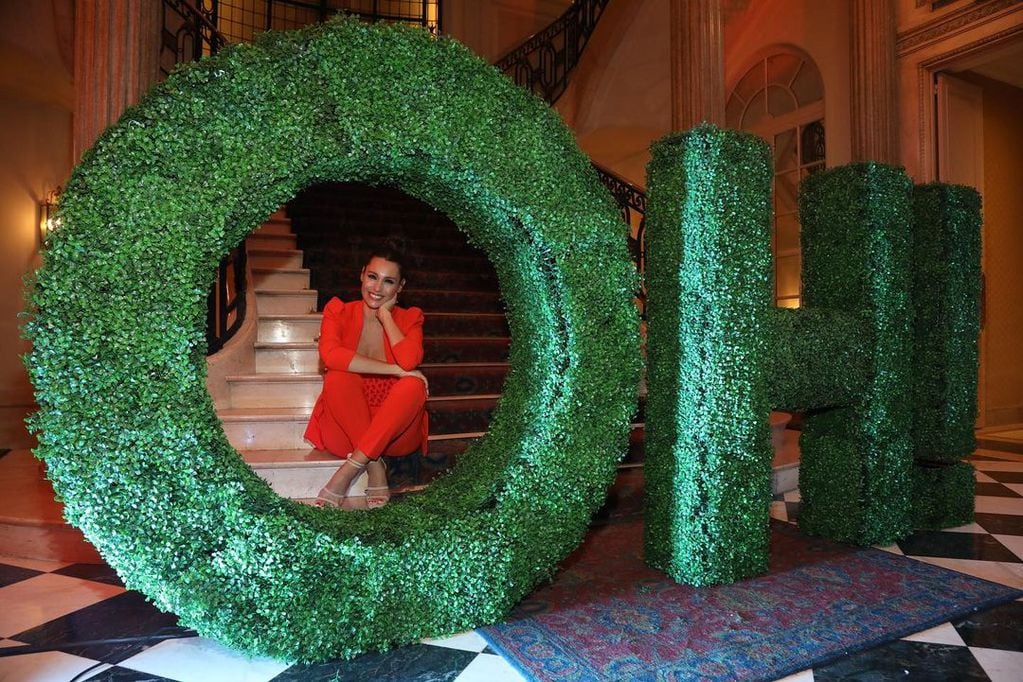 En una noche de gala, Pampita prendió fuego Instagram con un look a puro color rojo.