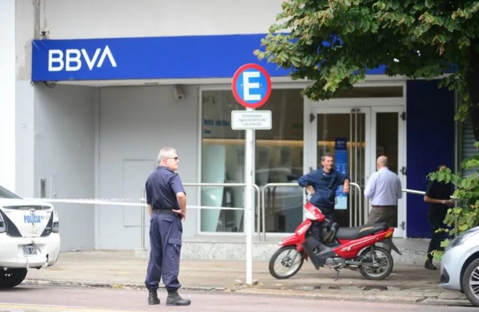 El Banco Francés de avenida 7, entre 33 y 34, sufrió un golpe comando a pocos minutos de abrir sus puertas (AGLP)
