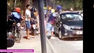 Furioso ataque de motoqueros en el Parque Sarmiento de Córdoba. (Captura video ElDoce.tv)