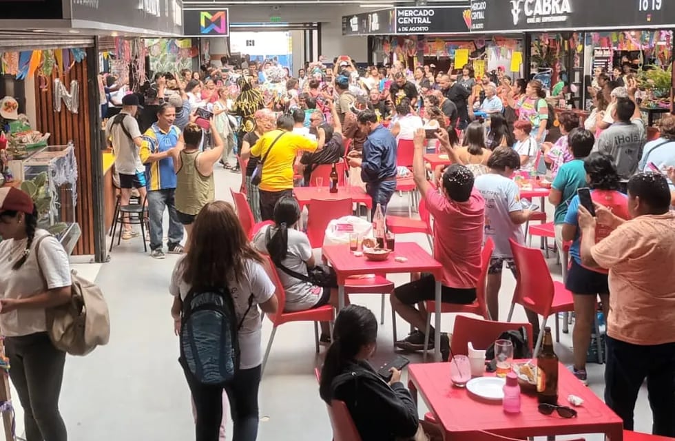 El Mercado Central "6 de Agosto", ubicado en la esquina de Alvear y Balcarce, celebró el tradicional "Jueves de Compadres" en San Salvador de Jujuy.