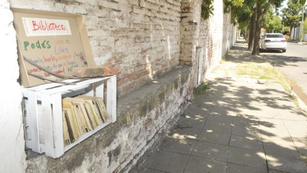 La idea es tomar un libro, devolverlo y sumar uno propio a la biblioteca.