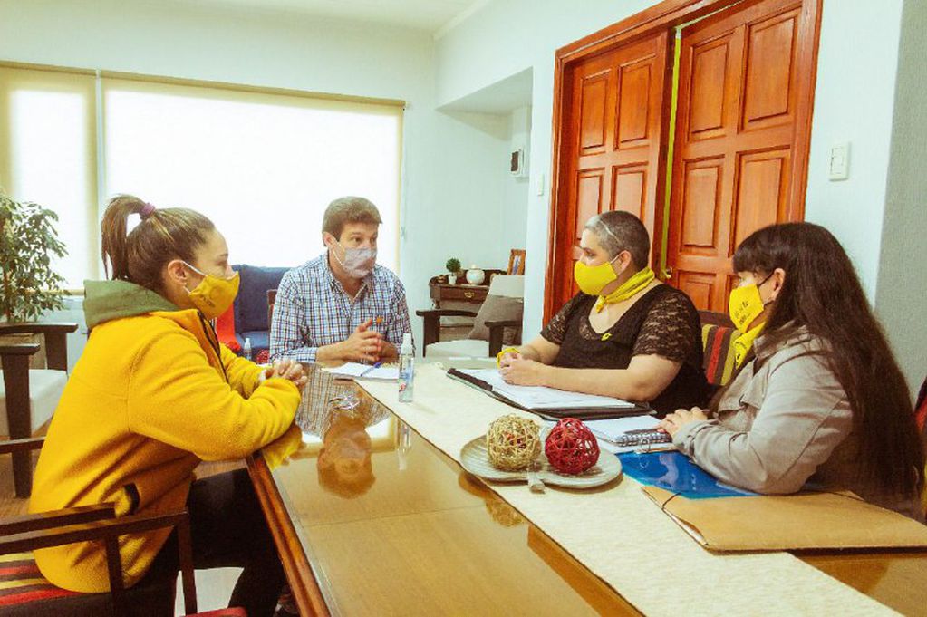 El Gobernador Melella recibió integrantes del grupo Madres de Pañuelos Amarillos