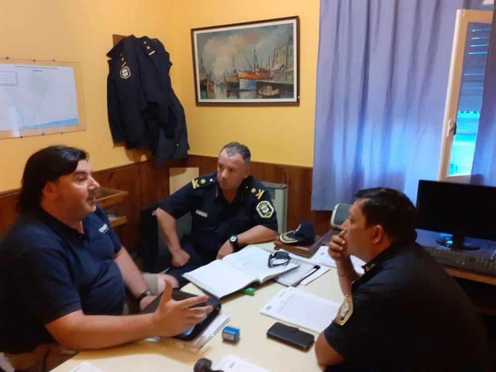 Reunión entre la policía y propietarios de boliches en Claromecó