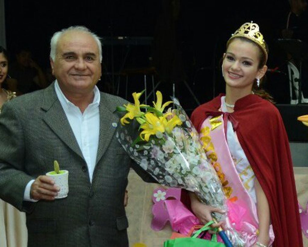 Paulina Ceballos Reina de El Tio junto al intendente Rossi