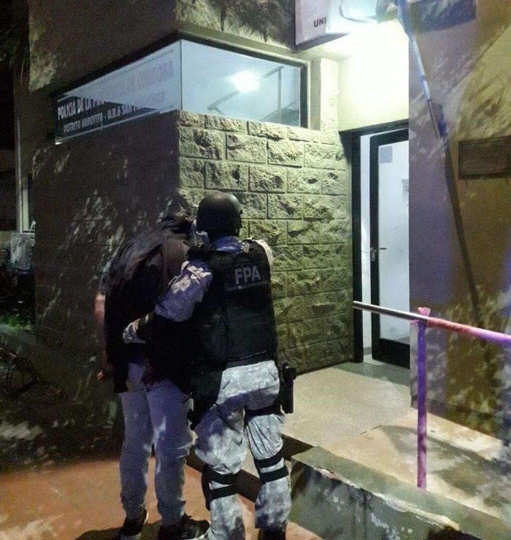 Trasladado del detenido a la sede policial Arroyito