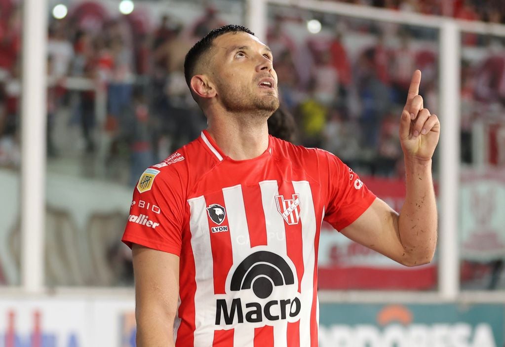Adrián "Maravilla"  Martínez celebra su gol ante Belgrano en el Kempes. Se lo dedica a Dios. (Prensa IACC).