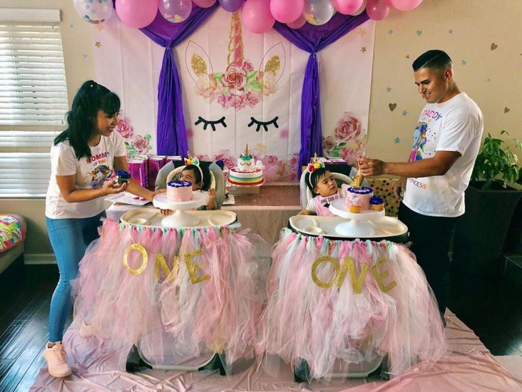 Hace cuatro meses las gemelas Génesis y Genevie celebraron su primer cumpleaños con una fiesta decorada con unicornios (Foto: Instagram/ @fitbreezylife)