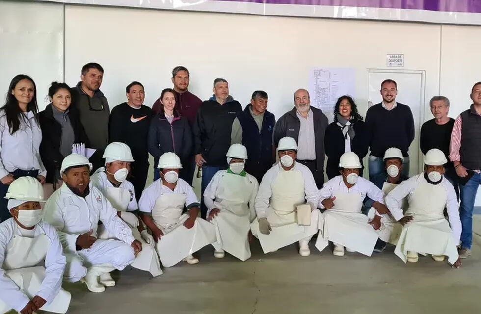 La comitiva de funcionarios nacionales y provinciales, junto a trabajadores del matadero frigorífico de la Corporación de la Cuenca de Pozuelos (Codepo) que funciona en la Puna jujeña.