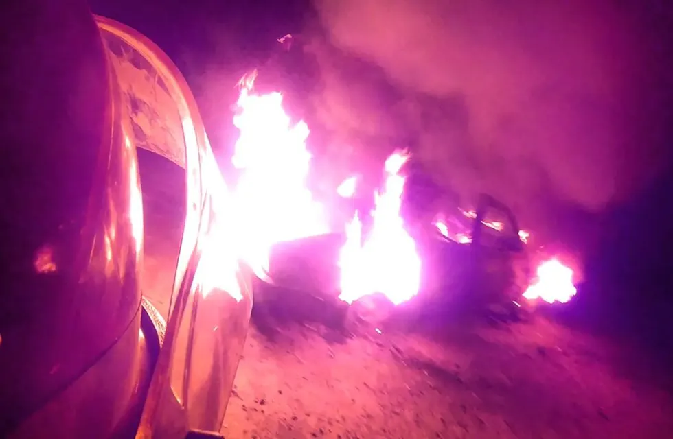 Bomberos de Arroyito sofocaron el incendio de un automóvil
