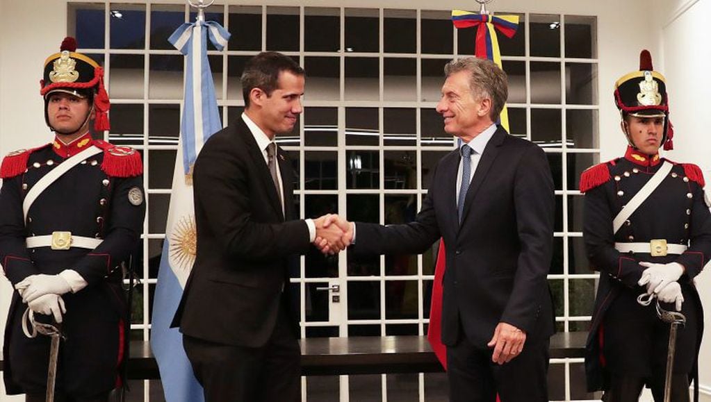 Juan Guaidó y Mauricio Macri. (AFP)