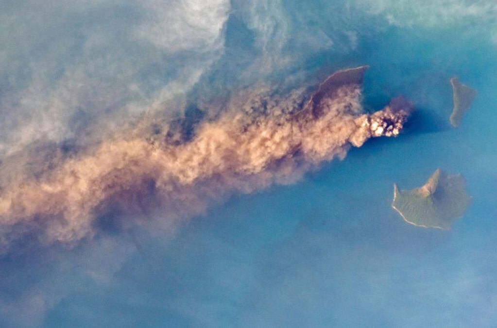 La erupción del volcán Anak Krakatoa en 2018 (Foto: EFE/EPA/ALEX GERST/ESA/NASA HANDOUT )