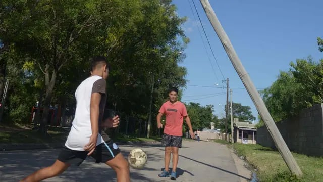 Villa El Libertador. Dos chicos juegan a la pelota junto a un poste de madera inclinado. Está a metros de un colegio. (José Hernández)
