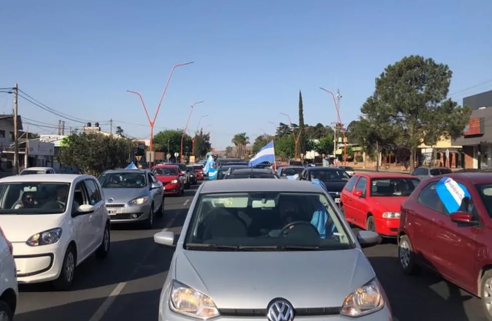 Banderazo O12: multitudinaria caravana de vehículos en Carlos Paz en contra del Gobierno