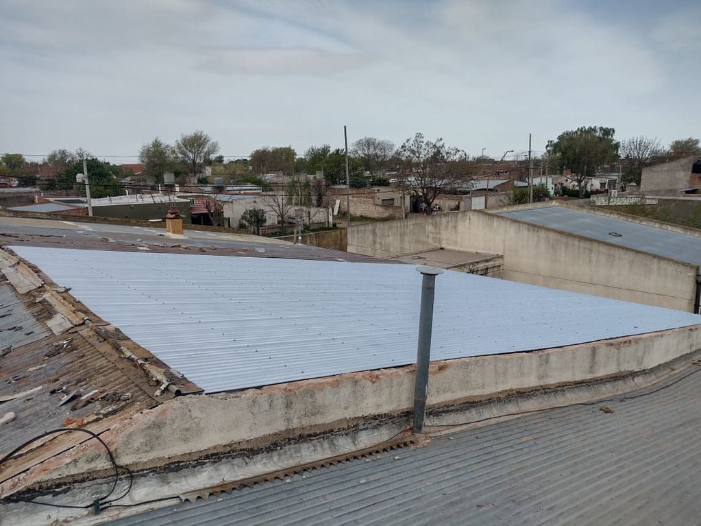 Punta Alta: está cerca de concluir el recambio de techos en la Escuela N°10