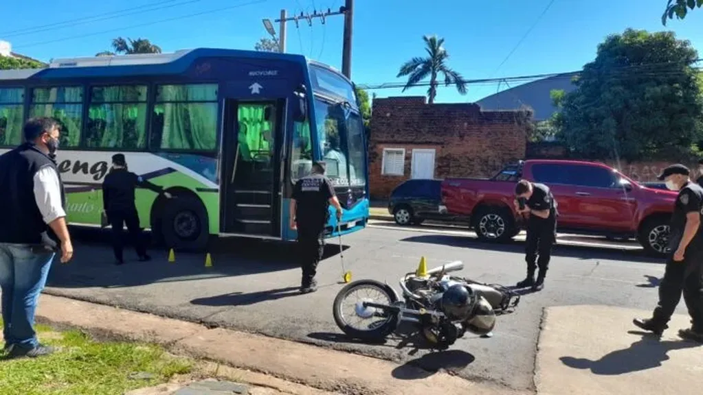 Accidente vial en Posadas: un colectivo lo chocó desde atrás.