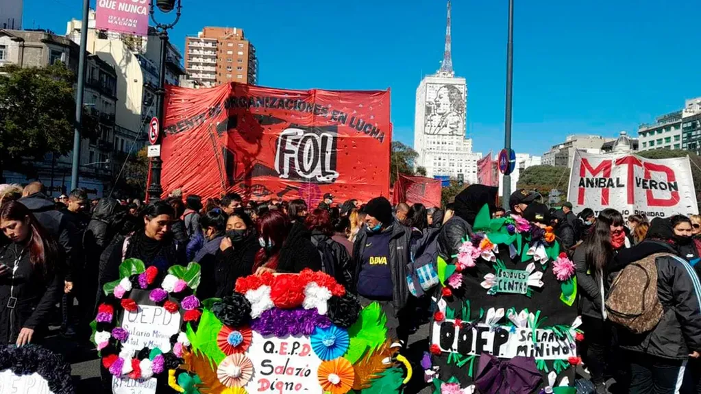 Insólito aviso fúnebre: organizaciones sociales "velaron" al Salario Mínimo en Plaza de Mayo.