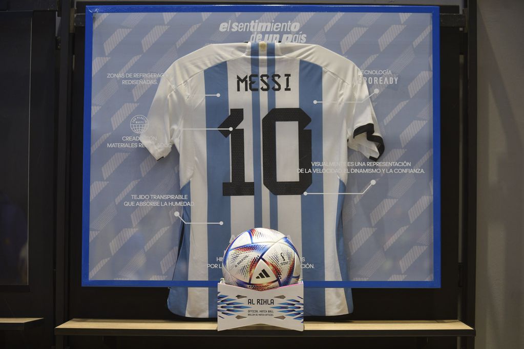La camiseta de la Selección Argentina con el nombre de Lionel Messi alcanza los 20 mil pesos. 