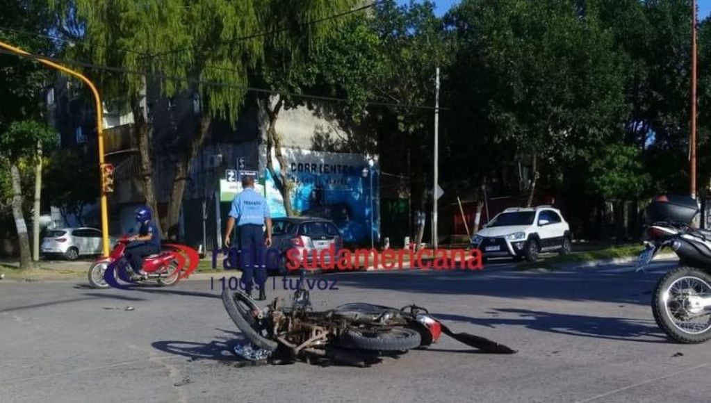 Un grave accidente de tránsito terminó con un motociclista internado. (Foto: Radio Sudamericana)