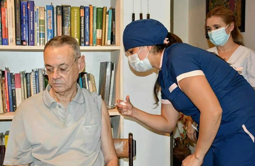 “La estrategia de vacunación domiciliaria será para aquellos adultos mayores de 80 años que, con justificación, no pudieron asistir a los centros vacunatorios” explicó Antunes.