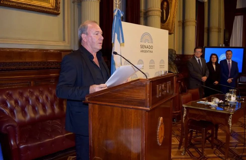 Osvaldo Coloccini recibe reconocimiento en el Senado de la Nación