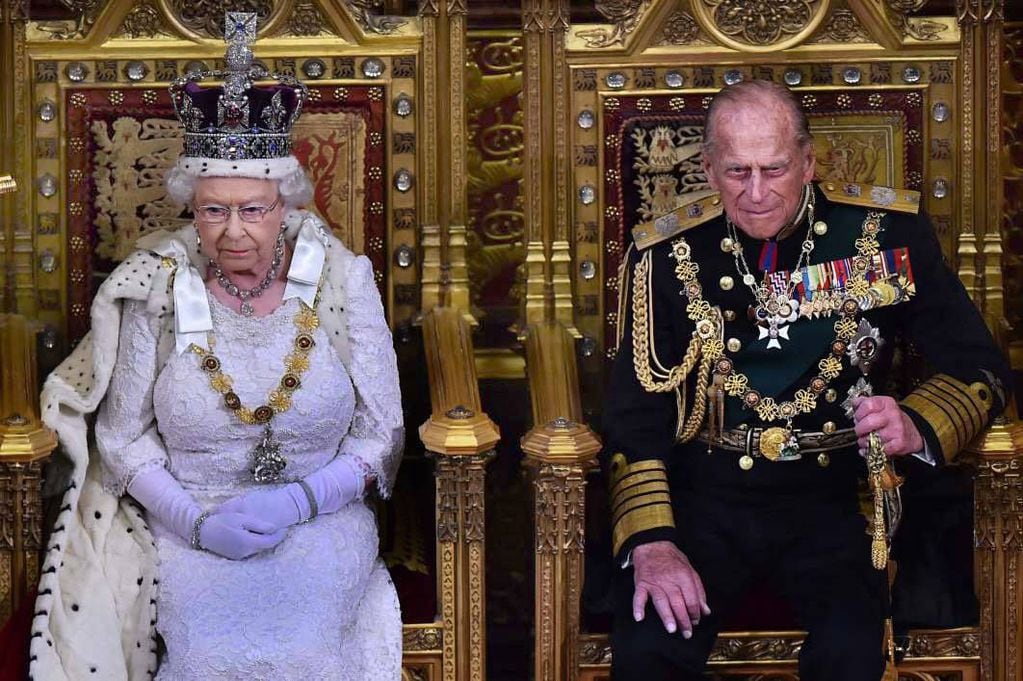 El príncipe Felipe junto a la reina.