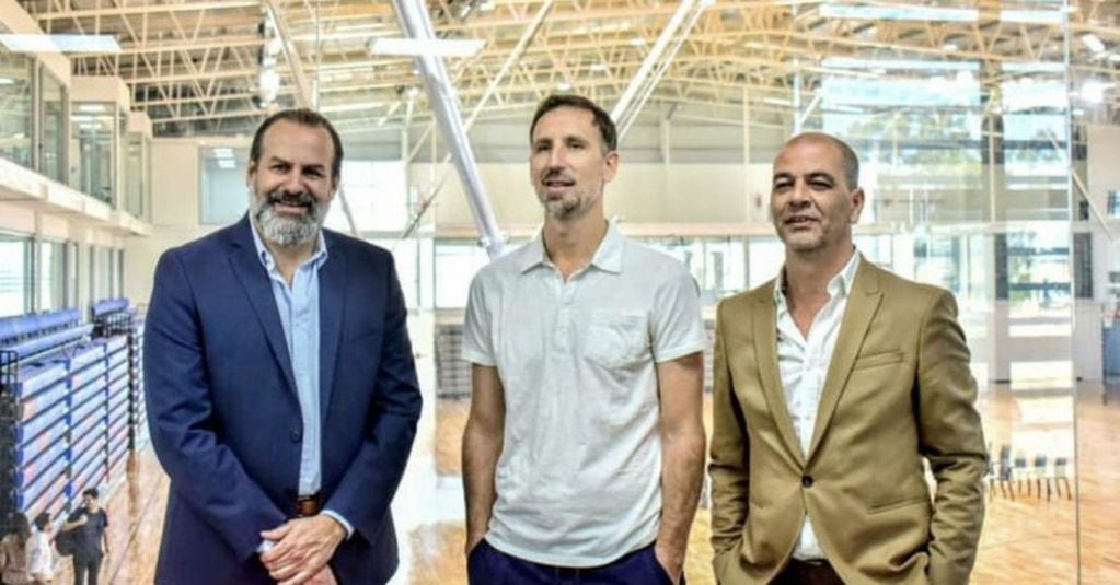 El presidente de la CABB con Oveja Hernández y Pepe Sánchez en el anuncio de que la Selección concentraría en el Dow Center bahiense.