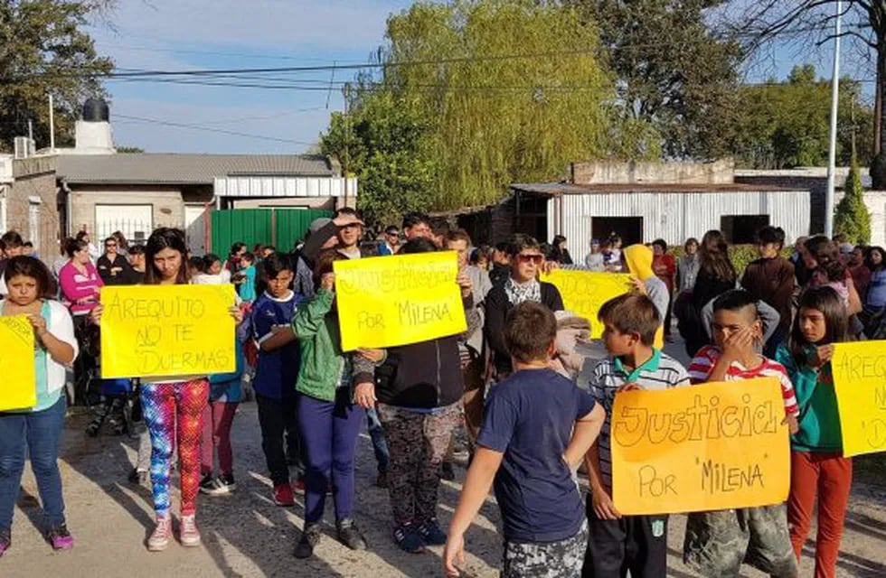 Los vecinos de Arequito terminaron protestando frente al hospital local cuando supieron que Milena había fallecido. (@ollanos)