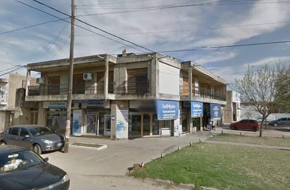 El sospechoso había ingresado a la planta alta de la óptica ubicada sobre Ovidio Lagos y Avenida del Rosario. (Google Street View)