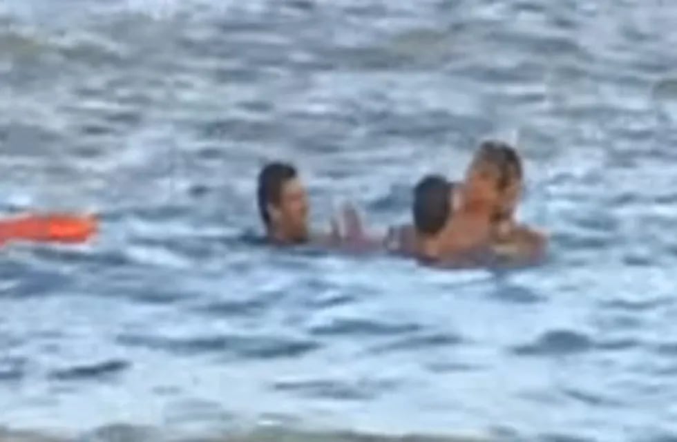 Crónica TV transmitió en vivo el rescate de joven que se ahogaba en Mar del Plata.