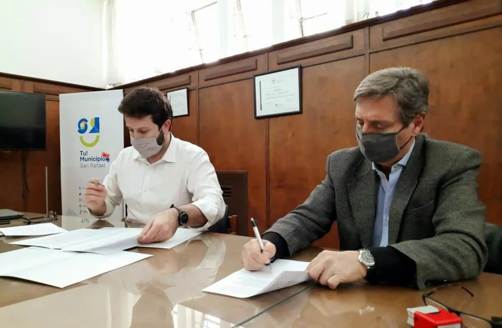 Emir Félix firmó el contra de entrega de los caños para la construcción del nuevo gasoducto.