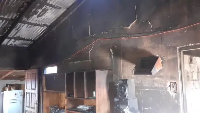 Incendio deja en la calle a pareja de ancianos en Eldorado