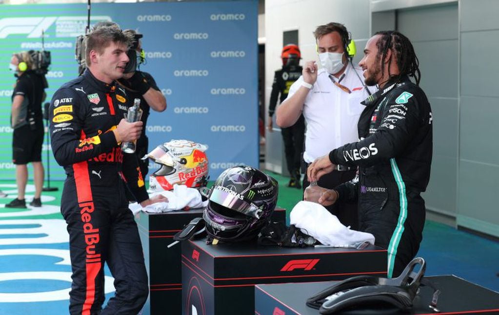 Hamilton y Verstappen dialogan tras el Gran Premio de España.